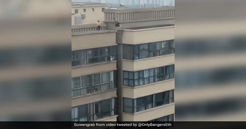 27મા માળની છત પરથી બાળકો એક બિલ્ડિંગ પર થી બીજી બિલ્ડિંગ પર છલાંગ લગાવતા હતા તો થયું કઇક આવું – જુઓ વિડિયો અહી